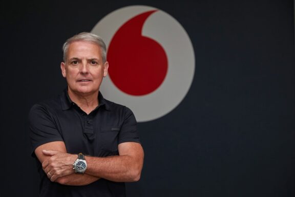 24/09/2026 El presidente y consejero delegado de Zegona, Eamonn O'Hare. La firma de inversión británica Zegona, propietaria de Vodafone España, ha presentado este jueves su nuevo marco de asignación de capital y ha anunciado una retribución de 400 millones de euros a los accionistas, que comprende un dividendo ordinario de 200 millones de euros y un nuevo programa de recompra de acciones por otros 200 millones de euros. ECONOMIA VODAFONE ESPAÑA