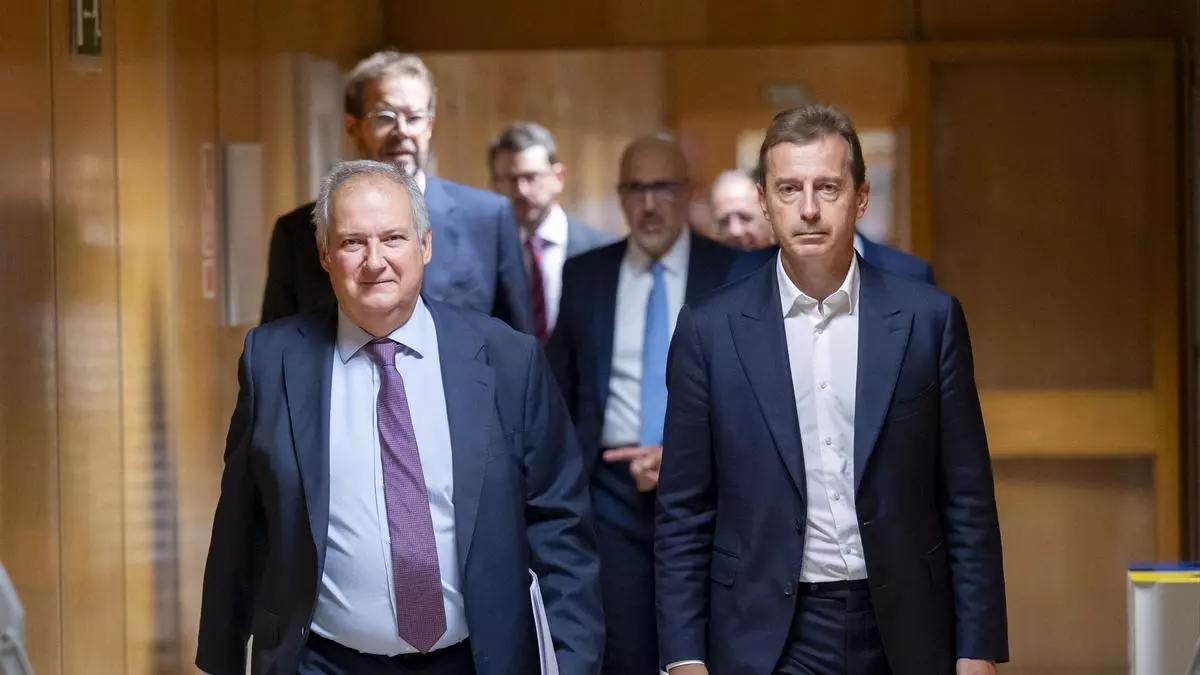 El ministro Jordi Hereu, con el CEO de Airbus Guillaume Faury, tras la reunión.