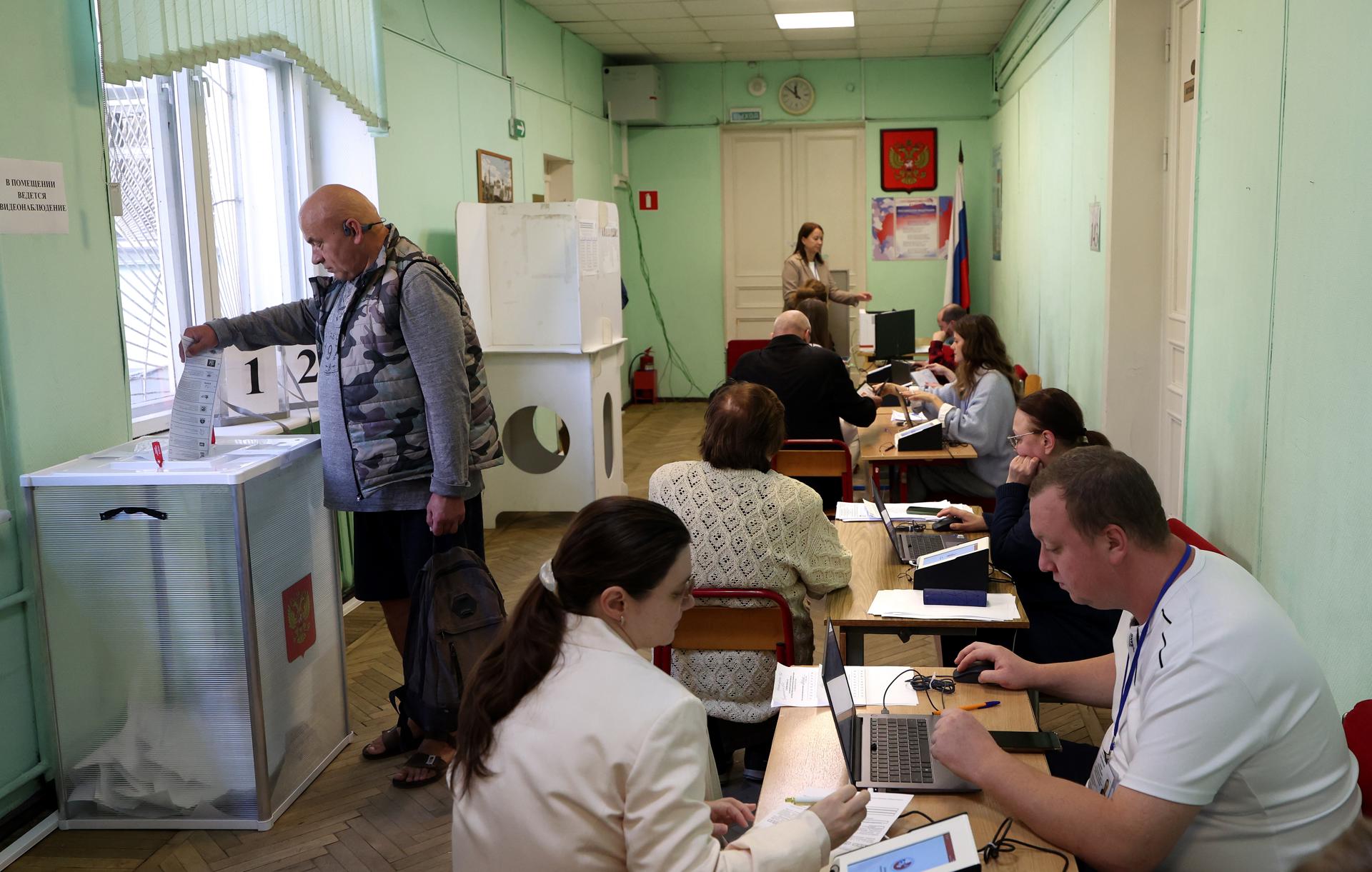 MOSCOW (Russian Federation), 20/09/2026.- A Russian man casts his ballot at a polling station during elections to Russia's ninth State Duma, the lower house of parliament, in Moscow, Russia, 20 September 2026. Voting in the State Duma elections is taking place over three days from 18 to 20 September. (Elecciones, Rusia, Moscú) EFE/EPA/MAXIM SHIPENKOV