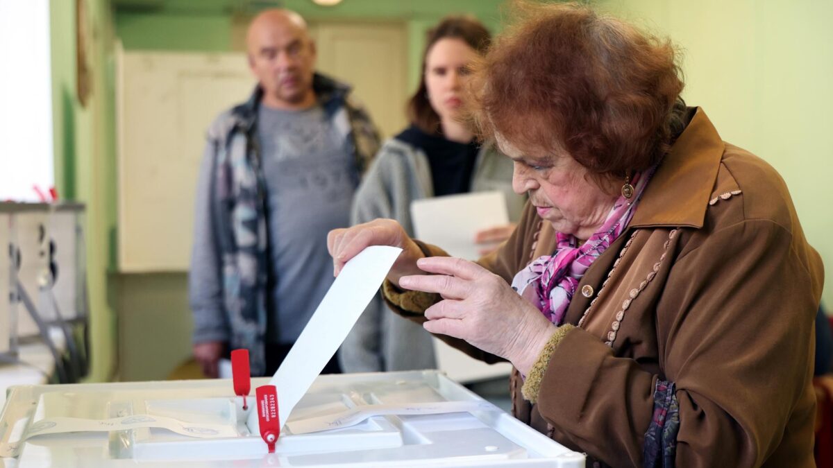 MOSCOW (Russian Federation), 20/09/2026.- A Russian woman casts her ballot at a polling station during elections to Russia's ninth State Duma, the lower house of parliament, in Moscow, Russia, 20 September 2026. Voting in the State Duma elections is taking place over three days from 18 to 20 September. (Elecciones, Rusia, Moscú) EFE/EPA/MAXIM SHIPENKOV
