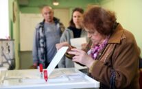 MOSCOW (Russian Federation), 20/09/2026.- A Russian woman casts her ballot at a polling station during elections to Russia's ninth State Duma, the lower house of parliament, in Moscow, Russia, 20 September 2026. Voting in the State Duma elections is taking place over three days from 18 to 20 September. (Elecciones, Rusia, Moscú) EFE/EPA/MAXIM SHIPENKOV