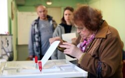 MOSCOW (Russian Federation), 20/09/2026.- A Russian woman casts her ballot at a polling station during elections to Russia's ninth State Duma, the lower house of parliament, in Moscow, Russia, 20 September 2026. Voting in the State Duma elections is taking place over three days from 18 to 20 September. (Elecciones, Rusia, Moscú) EFE/EPA/MAXIM SHIPENKOV