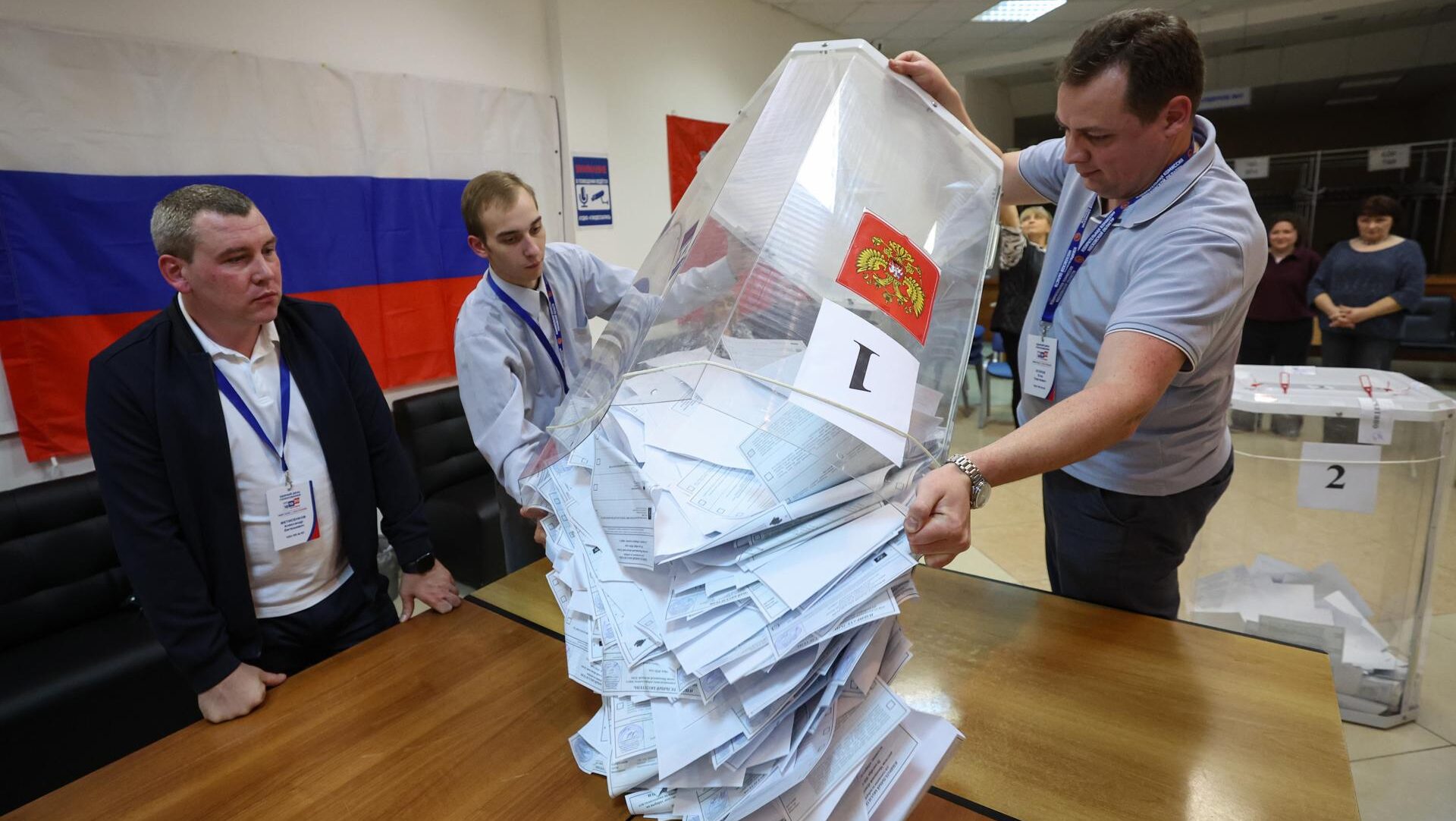 PODOLSK (Russian Federation), 20/09/2026.- Members of a local electoral commission empty a ballot box to count the ballots at the end of parliamentary elections at a polling station in Podolsk, Moscow region, Russia, 20 September 2026. Voting in the State Duma elections is taking place over three days from 18 to 20 September. (Elecciones, Rusia, Moscú) EFE/EPA/MAXIM SHIPENKOV