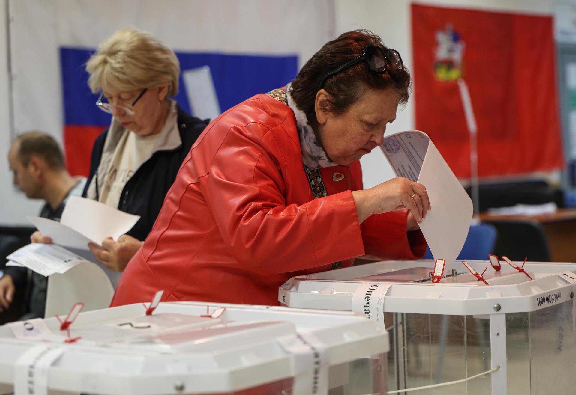 PODOLSK (Russian Federation), 20/09/2026.- A woman casts her ballot during voting at a polling station in Podolsk, Moscow region, Russia, 20 September 2026. Voting in the State Duma elections is taking place over three days from 18 to 20 September. (Elecciones, Rusia, Moscú) EFE/EPA/MAXIM SHIPENKOV