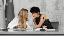 La ministra de Trabajo, Yolanda Díaz; junto a la ministra de Seguridad Social, Elma Saiz