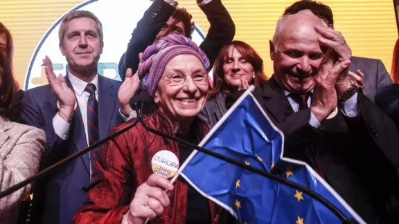 La política italiana Emma Bonino, una de las figuras más reconocibles del radicalismo liberal europeo y de la lucha por los derechos civiles, ha muerto este viernes en Roma a los 78 años. La noticia ha sido anunciada por Più Europa, la formación liberal y europeísta que ayudó a fundar en 2017. El partido la ha despedido como “una de las protagonistas más lúcidas, valientes y libres de la historia política de nuestro país y del mundo libre”. Con ella desaparece una dirigente que recorrió durante medio siglo casi todos los niveles de la política - desde el activismo y la desobediencia civil hasta el Parlamento italiano, la Comisión Europea y el Ministerio de Exteriores - sin abandonar las causas que marcaron sus comienzos. Bonino había sido ingresada de urgencia el pasado lunes en el hospital Santo Spirito de Roma debido a un empeoramiento de su insuficiencia respiratoria. Los médicos describieron inicialmente su estado como grave, aunque permanecía consciente. Este jueves había salido de cuidados intensivos y había sido trasladada a un centro privado de la capital. Ha muerto a la mañana siguiente, según ha informado la agencia italiana, ANSA. En 2015 había anunciado que padecía un cáncer de pulmón. Continuó haciendo política durante el tratamiento y, ocho años después, comunicó que había concluido las terapias con resultado positivo.