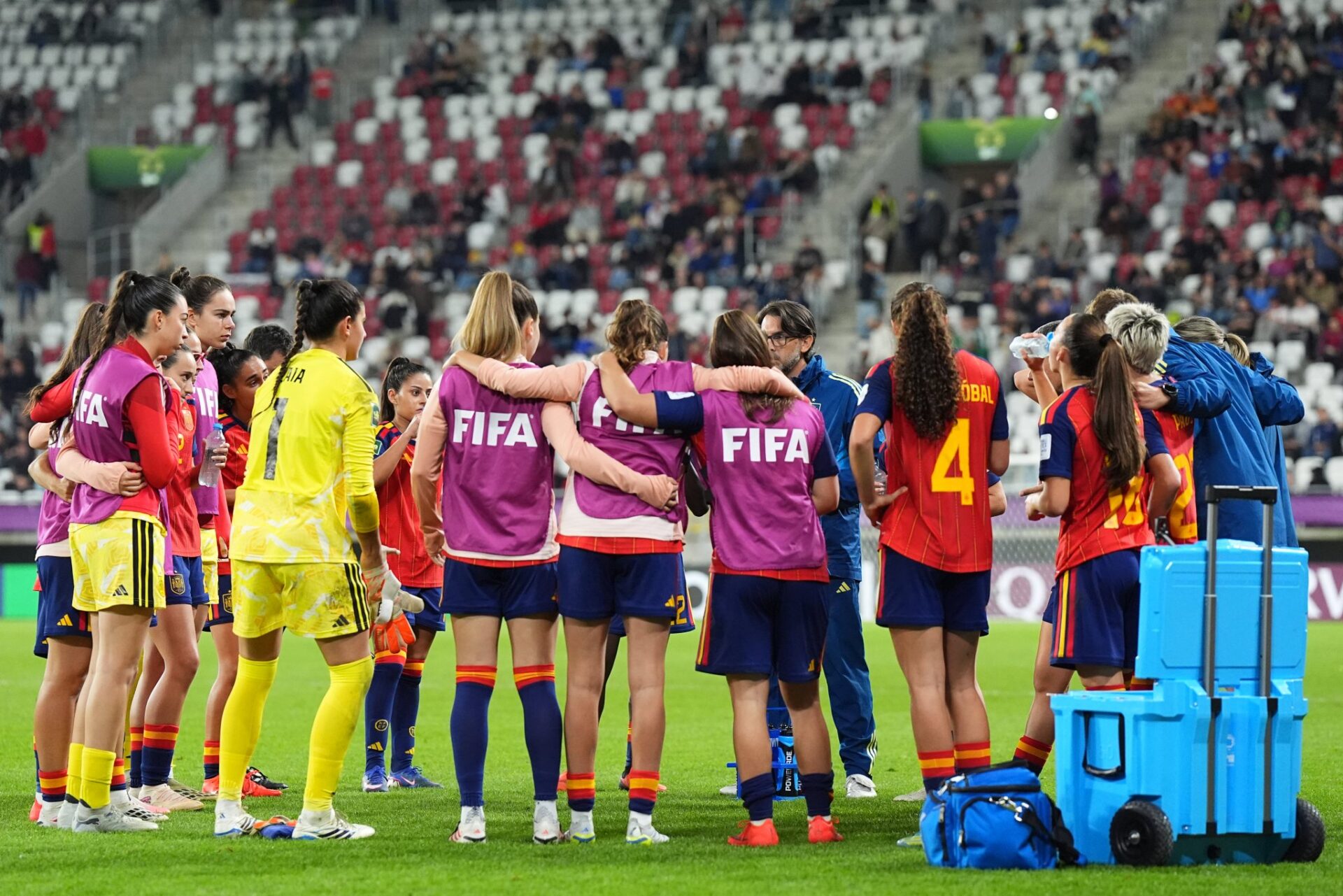 Las jugadoras de la selección española reunidas antes de la tanda de penaltis en la final del Mundial sub-20