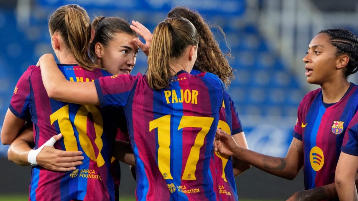 La delantera del Barcelona Graham Hansen celebra con sus compañeras tras marcar el 0-1