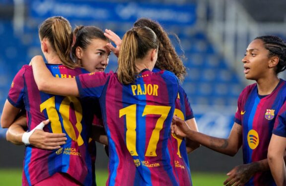 La delantera del Barcelona Graham Hansen celebra con sus compañeras tras marcar el 0-1