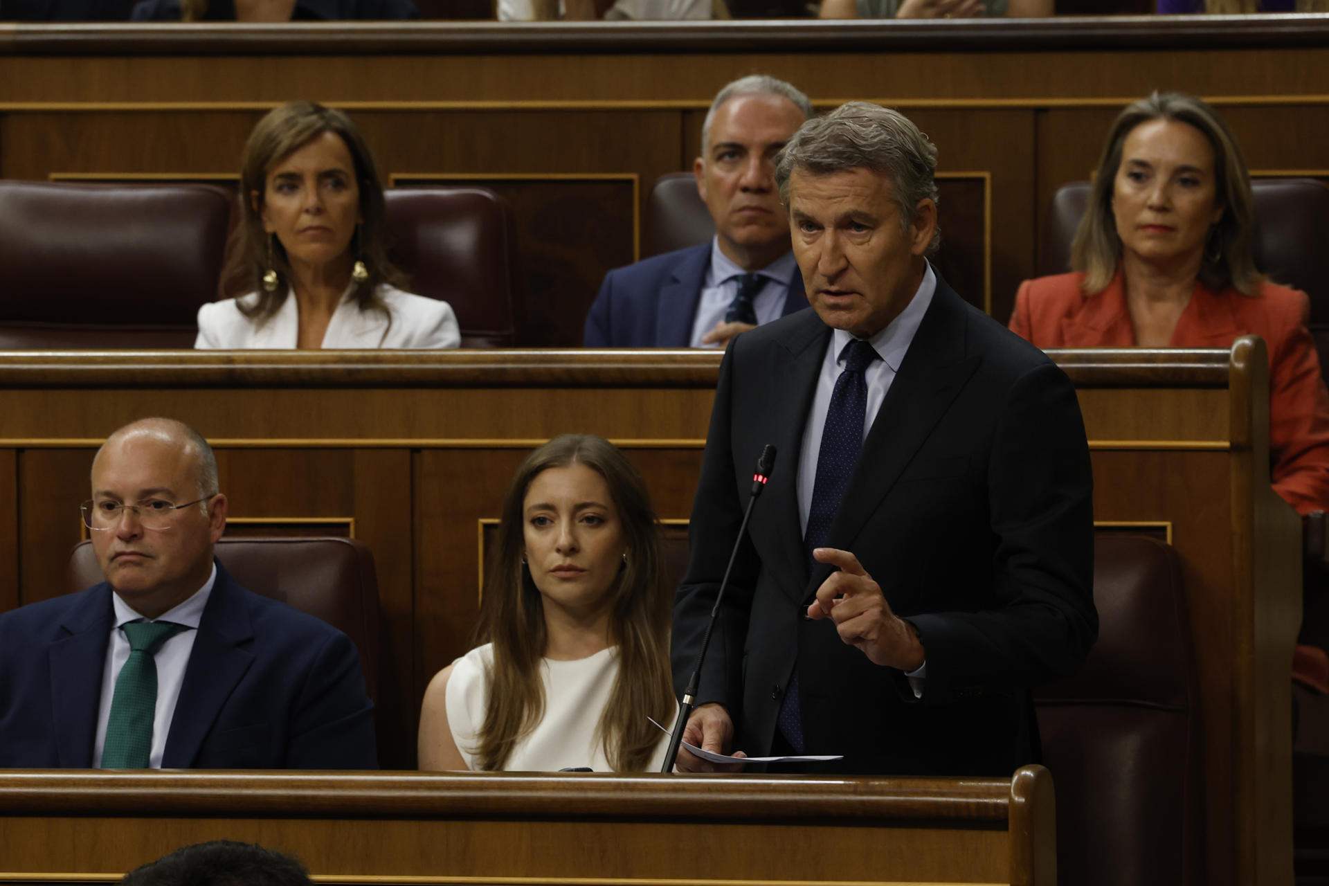 FOTODELDÍA MADRID, 09/09/2026.- El líder del Partido Popular, Alberto Núñez Feijoó (d) interviene durante la primera sesión de control del Congreso del curso político, este miércoles. EFE/ J.J. Guillén