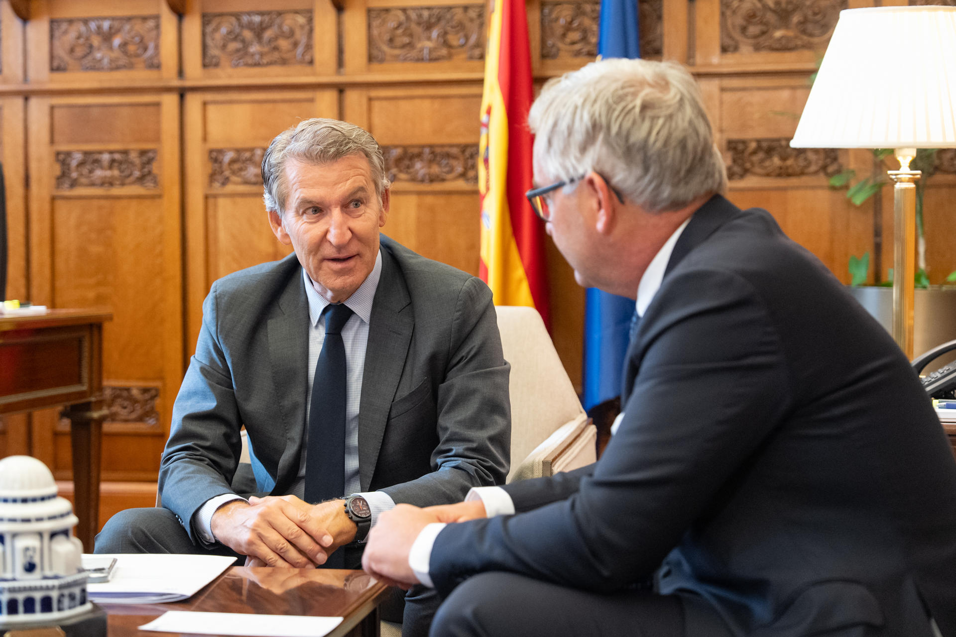 MADRID, 17/09/2026.-El líder popular, Alberto Núñez Feijóo (i), se reúne con el comisario europeo de Asuntos de Interior y Migración, Magnus Brunner, sobre la crisis en Ceuta este jueves en Madrid antes de viajar a Melilla. EFE/ Ángel García/PP SOLO USO EDITORIAL/SOLO DISPONIBLE PARA ILUSTRAR LA NOTICIA QUE ACOMPAÑA (CRÉDITO OBLIGATORIO)