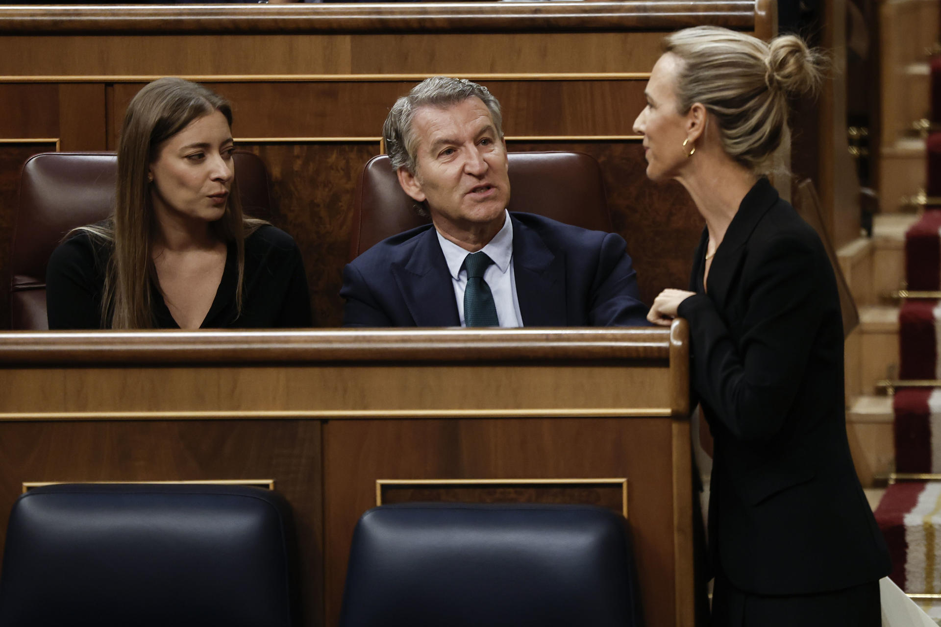 MADRID, 10/09/2026.- La diputada del PP, Cayetana Álvarez Toledo (d) conversa con el líder de la formación, Alberto Núñez Feijóo y la portavoz, Ester Muñoz (i) durante el pleno del Congreso este jueves. El pleno de Congreso aprobará este jueves, salvo sorpresa de última hora, la proposición de ley de Sumar para que los nacidos en el Sáhara Occidental antes de 1977 y sus descendientes puedan ser españoles, y lo hace en medio de la crisis de Ceuta, con la vista puesta en Marruecos, y la polémica por la ley de nietos.EFE/ Sergio Pérez