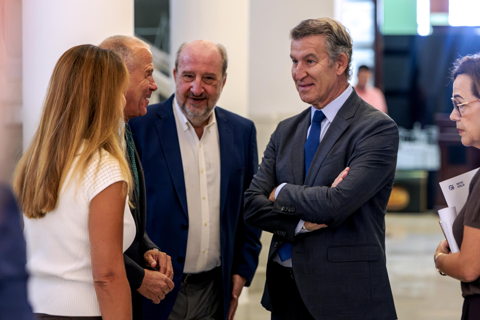 MELILLA, 18/09/2026.- El presidente del Partido Popular, Alberto Núñez Feijóo (d), durante el encuentro que él y el presidente de la Ciudad Autónoma de Melilla, Juan José Imbroda, mantienen un encuentro con diferentes entidades de la sociedad civil, este viernes, en Melilla. EFE/ Giner