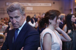MADRID, 23/09/2026.- El líder del Partido Popular, Alberto Núñez Feijóo (i), junto a la presidenta de la Comunidad de Madrid, Isabel Díaz Ayuso, durante la XII Gala Del Altruismo de la Fundación José Ramón De La Morena, celebrada este miércoles en Madrid. EFE/ Sergio Pérez