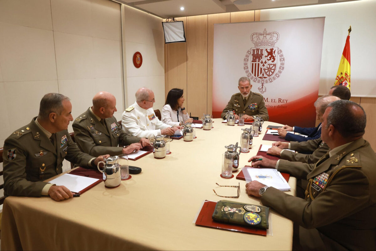 MADRID, 08/09/2026.-El rey de España se reunió este lunes con la ministra de Defensa española, Margarita Robles, y altos mandos militares para analizar la situación de la ciudad norteafricana de Ceuta, donde más de 70.000 personas entraron de manera irregular desde Marruecos el 30 y 31 de julio. Asistieron el jefe de Estado Mayor de la Defensa (Jemad), almirante general Teodoro López Calderón, el comandante general de Ceuta, general de División Luis Fernández Herrero, y los mandos operativos, "con el objeto de examinar la situación en Ceuta desde el punto de vista de la defensa", según publicó la casa real en la red social X este martes. EFE/ Casa Real ***SOLO USO EDITORIAL/SOLO DISPONIBLE PARA ILUSTRAR LA NOTICIA QUE ACOMPAÑA (CRÉDITO OBLIGATORIO)***