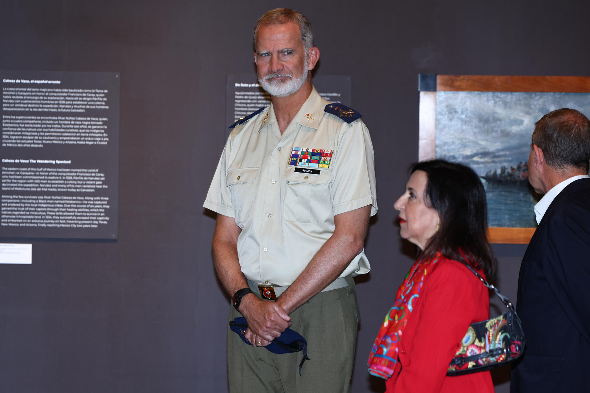 TOLEDO, 04/09/2026.-El rey Felipe VI visita, acompañado de la ministra de Defensa, Margarita Robles, la exposición 'España en los Estados Unidos. La contribución de los españoles y su ejército al surgimiento de una nación', junto al presidente de Castilla-La Mancha, Emiliano García-Page; el presidente de las Cortes regionales, Pablo Bellido y el alcalde de Toledo, Carlos Velázquez, este viernes en el Museo Ejército.-EFE/ Ismael Herrero