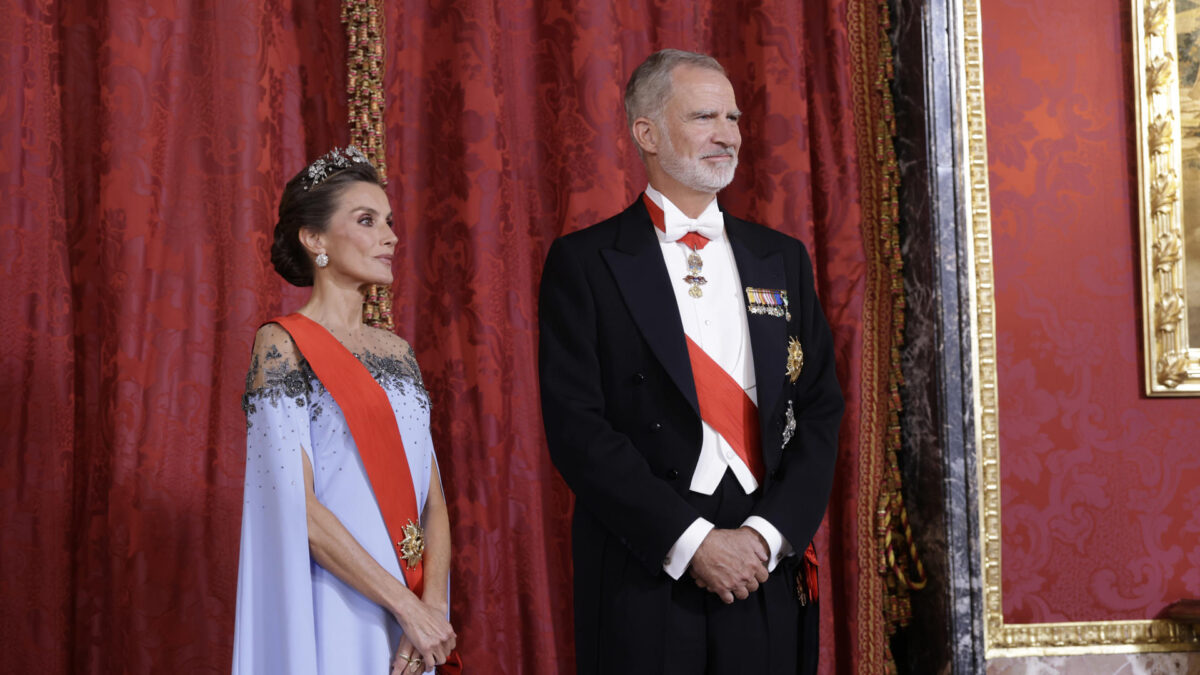 MADRID, 29/09/2026.- Los reyes de España, Felipe VI y Letizia (i), a su llegada a la cena de gala ofrecida al presidente de la República de Francia, Emmanuel Macron, y la primera dama Brigitte Macron este martes en el Palacio Real, en Madrid. EFE/Juanjo Martín