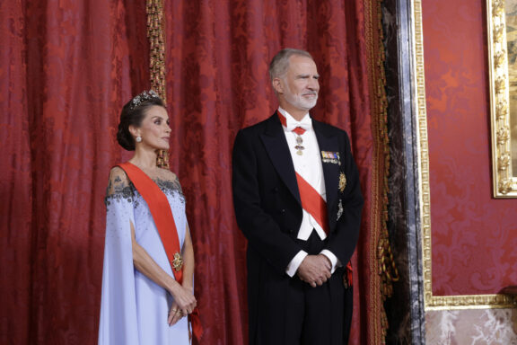 MADRID, 29/09/2026.- Los reyes de España, Felipe VI y Letizia (i), a su llegada a la cena de gala ofrecida al presidente de la República de Francia, Emmanuel Macron, y la primera dama Brigitte Macron este martes en el Palacio Real, en Madrid. EFE/Juanjo Martín
