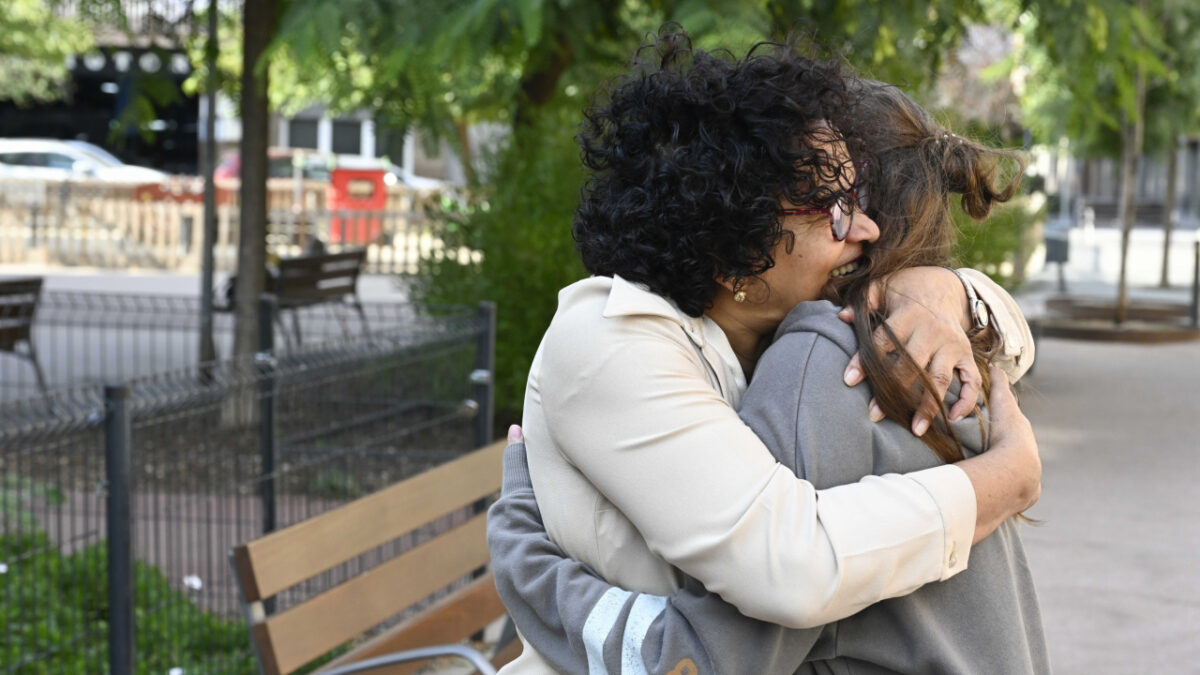 Dos personas se dan un abrazo