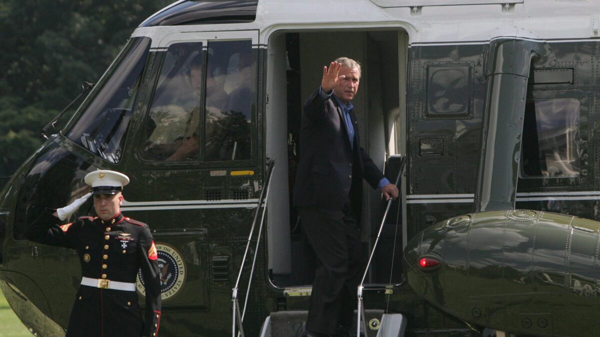 El presidente de Estados Unidos, George W. Bush, saluda desde la escalera de acceso al helicóptero oficial "Marine One" antes de abandonar la Casa Blanca, en Washington DC (Estados Unidos), para dirigirse a la zona arrasada por el huracán Katrina y supervisar las labores de rescate y recuperación de la parte de la costa estadounidense del Golfo de México arrasada por la tormenta, hoy domingo 11 de septiembre. EFE/Dennis Brack