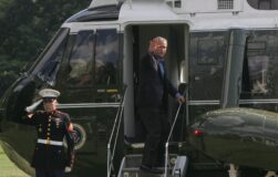 El presidente de Estados Unidos, George W. Bush, saluda desde la escalera de acceso al helicóptero oficial "Marine One" antes de abandonar la Casa Blanca, en Washington DC (Estados Unidos), para dirigirse a la zona arrasada por el huracán Katrina y supervisar las labores de rescate y recuperación de la parte de la costa estadounidense del Golfo de México arrasada por la tormenta, hoy domingo 11 de septiembre. EFE/Dennis Brack