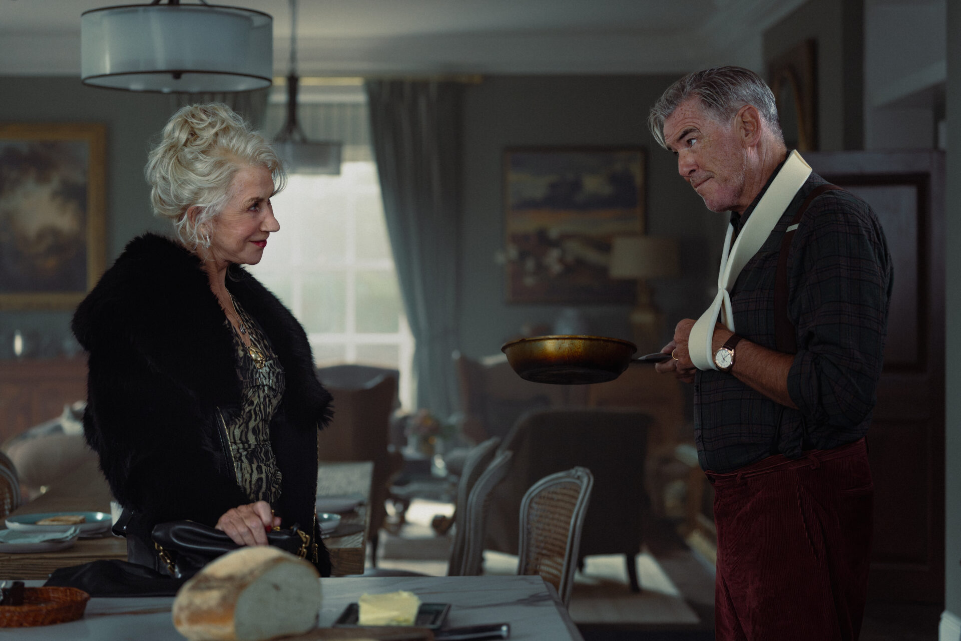 Helen Mirren como Maeve Harrigan y Pierce Brosnan como Conrad Harrigan en 'MobLand'