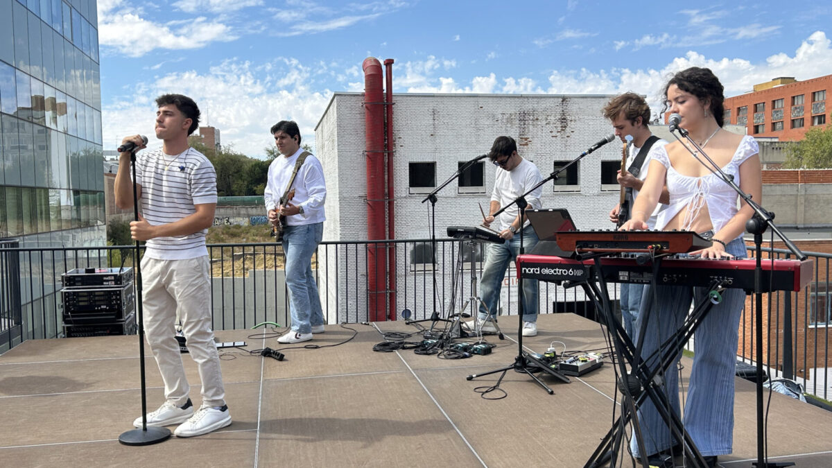 Guille Toledano y su grupo actuando en la azotea de 5020 Studios.