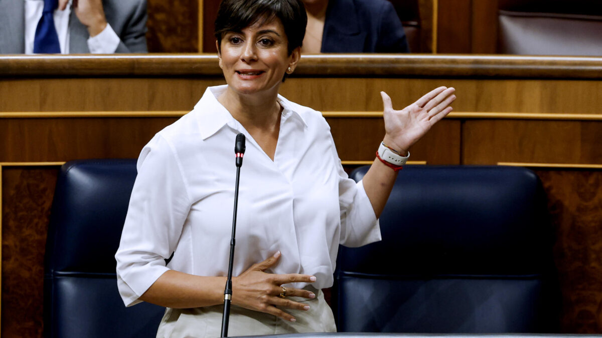 La ministra de Vivienda, Isabel Rodríguez (d) durante la sesión de control al Gobierno celebrada este miércoles en el Congreso.