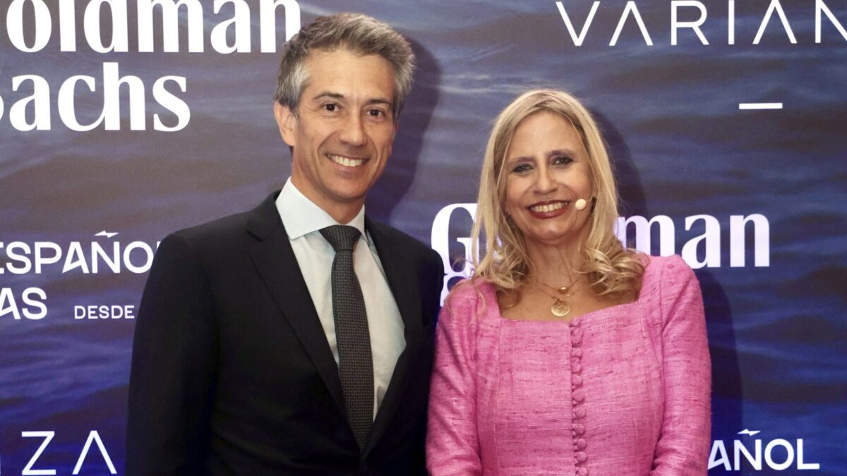 Juan Santamaría Cases, consejero delegado de ACS, y Lola Solana, presidenta del Instituto Español de Analistas.