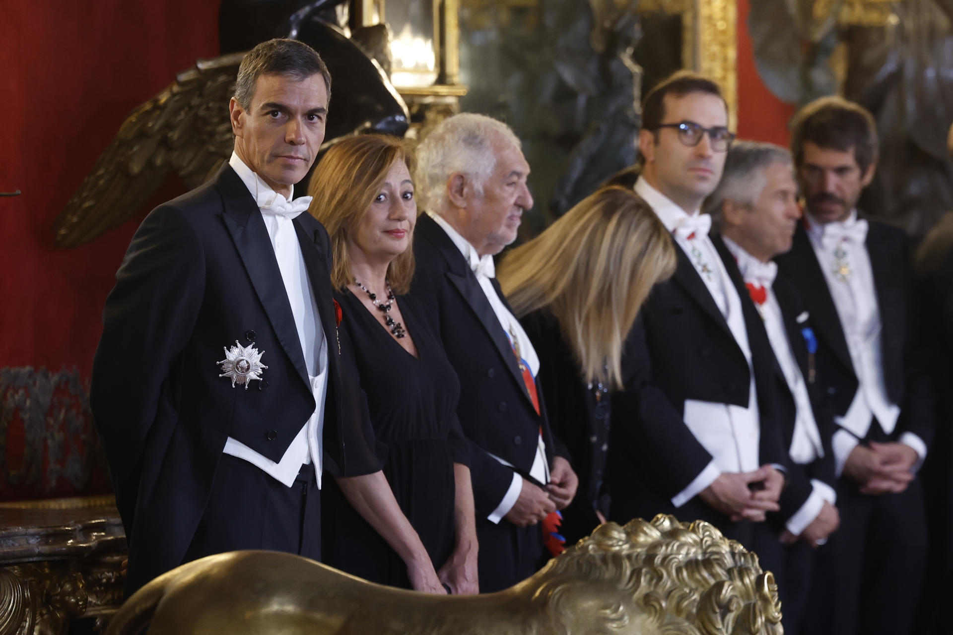 MADRID, 29/09/2026.- El presidente del Gobierno, Pedro Sánchez, y la presidenta del Congreso, Fancina Armengol (2-i), a su llegada a la cena de gala que los reyes de España ofrecen al presidente de la República de Francia, Emmanuel Macron, y la primera dama Brigitte Macron este martes en el Palacio Real, en Madrid. EFE/Daniel González