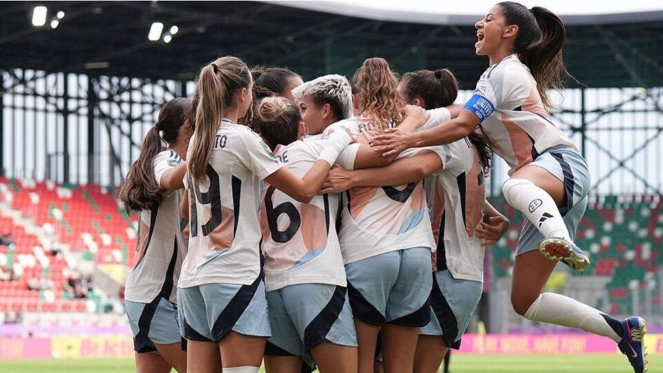Las jugadoras de la selección española sub-20 celebrando un gol durante el partido ante Italia