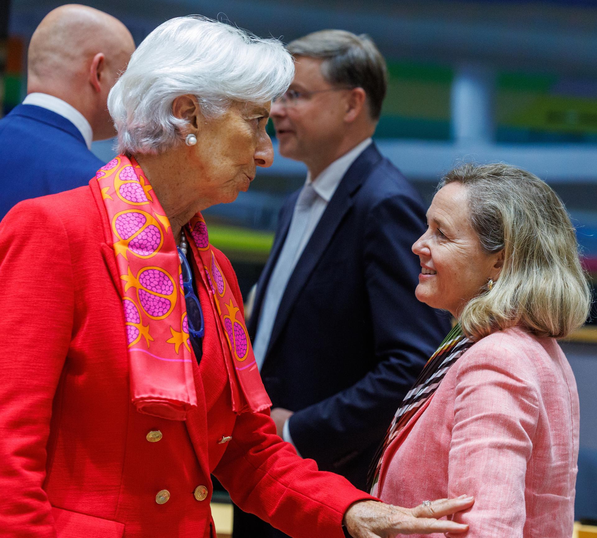 Brussels (Belgium), 09/07/2026.- President of the European Central Bank (ECB) Christine Lagarde (L) speaks with European Investment Bank (EIB) President Nadia Calvino during a Eurogroup meeting in Brussels, Belgium, 09 July 2026. Finance ministers are due to discuss fiscal policy coordination: Euro area fiscal stance, international role of the euro, the economic impact of emerging technologies: artificial intelligence (AI) and cybersecurity - implications for the financial sector, according to the Eurogroup agenda. (Bélgica, Bruselas) EFE/EPA/OLIVIER MATTHYS