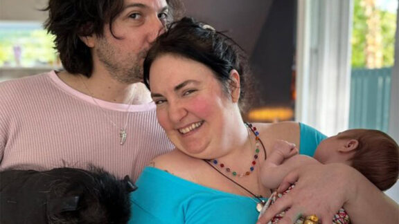 Lena Dunham con su marido y su bebé, en una imagen de redes sociales.