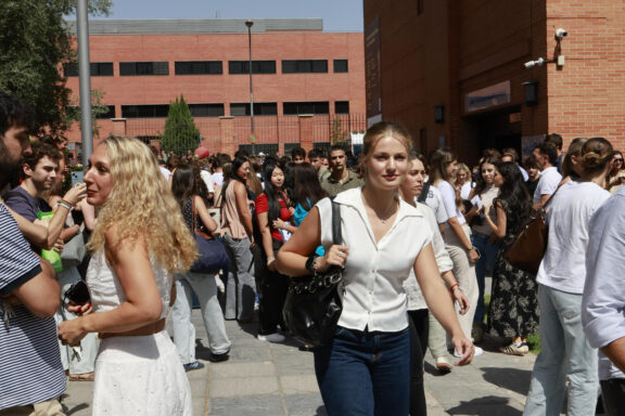 GETAFE (MADRID), 07/09/2026.- La princesa Leonor a su salida este lunes del Campus de Getafe de la Universidad Carlos III donde cursará el grado de Ciencias Políticas. EFE&/Casa de S.M. el Rey***SOLO USO EDITORIAL/SOLO DISPONIBLE PARA ILUSTRAR LA NOTICIA QUE ACOMPAÑA (CRÉDITO OBLIGATORIO)***
