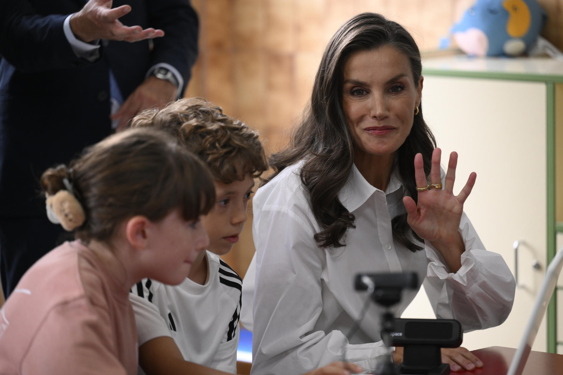 OVIEDO (ESPAÑA), 17/09/2026.- La reina Letizia (d) durante el acto del inicio del curso escolar este jueves en su antiguo colegio, La Gesta, en Oviedo. EFE/ Eloy Alonso