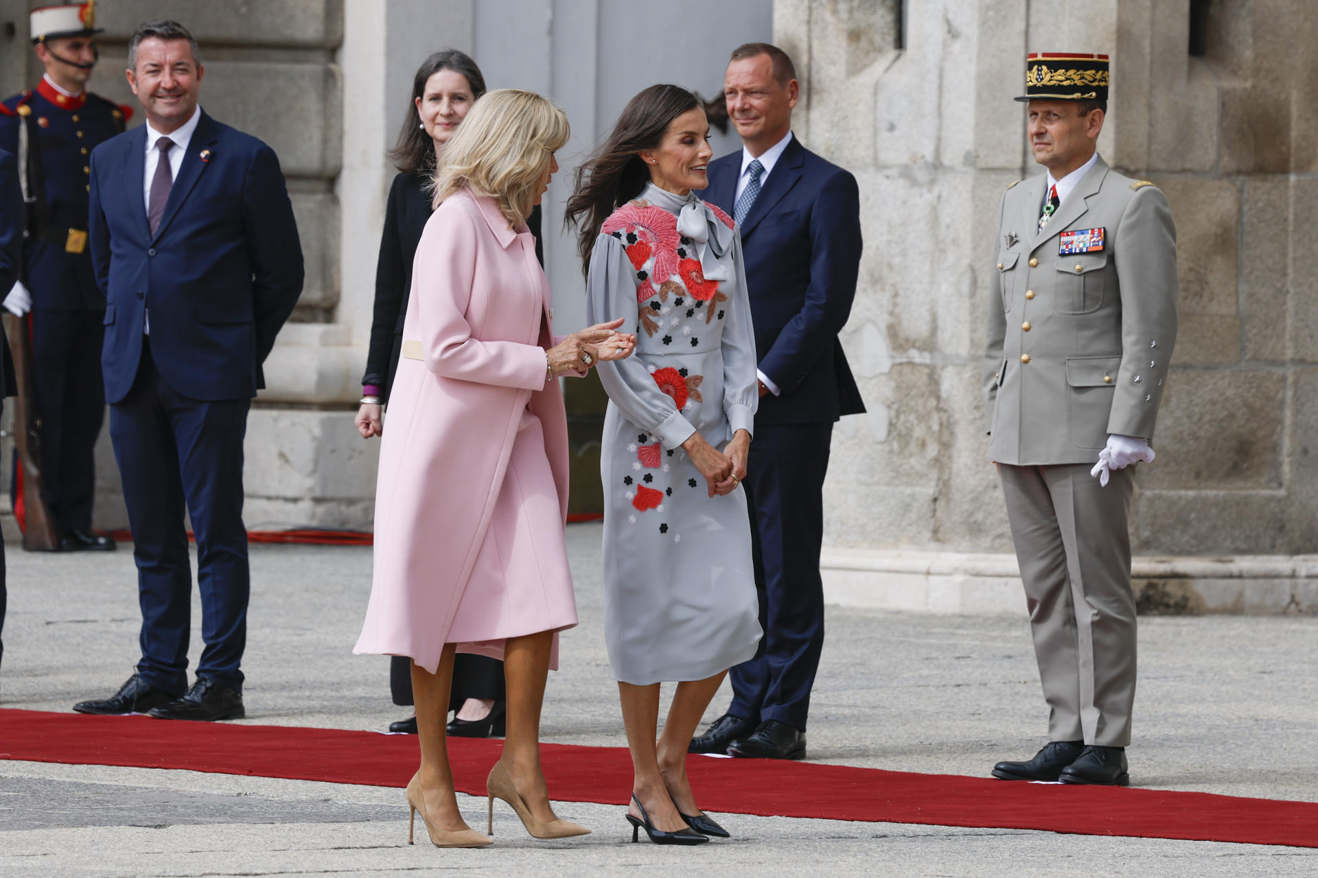 MADRID, 29/09/2026.- La reina Letizia (c) recibe a la primera dama gala, Brigitte Macron (i), este martes con motivo de su visita de Estado de dos días en la que el presidente de Francia, Emmanuel Macron, y su esposa se reunirán con Felipe VI y el jefe del Ejecutivo, Pedro Sánchez, además de participar en un foro económico y en un encuentro sobre juventud y redes sociales, entre otras citas. EFE/J.J. Guillén