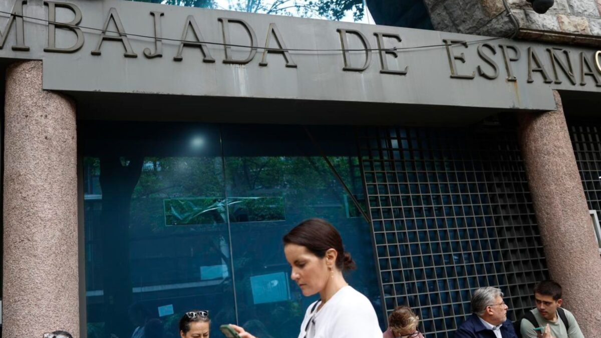 Personas hacen fila en la Embajada de España en la Ciudad de México (México). EFE/Sáshenka Gutiérrez
