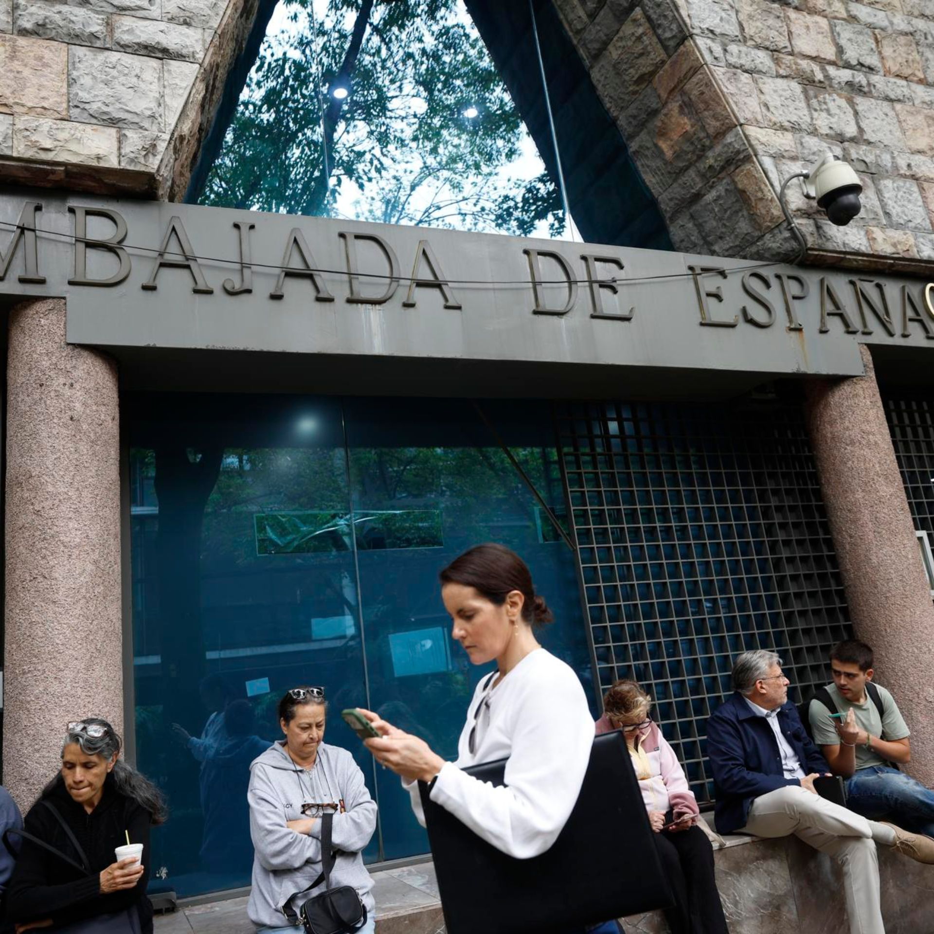 Personas hacen fila en la Embajada de España en la Ciudad de México (México). EFE/Sáshenka Gutiérrez
