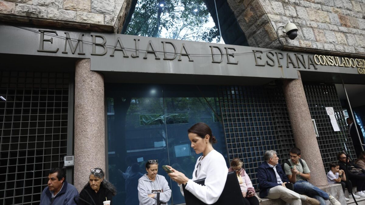 MEX2268. CIUDAD DE MÉXICO (MÉXICO), 08/09/2026.- Personas hacen fila en la Embajada de España este martes en la Ciudad de México (México). La reciente decisión del Tribunal Supremo de España de suspender cautelarmente el derecho al voto de las personas nacionalizadas por la "ley de nietos" hasta acreditar que son descendientes directos de exiliados ha sido recibida con un marcado desconocimiento y dudas a las puertas del Consulado General de España en la Ciudad de México. EFE/Sáshenka Gutiérrez