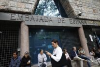 MEX2268. CIUDAD DE MÉXICO (MÉXICO), 08/09/2026.- Personas hacen fila en la Embajada de España este martes en la Ciudad de México (México). La reciente decisión del Tribunal Supremo de España de suspender cautelarmente el derecho al voto de las personas nacionalizadas por la "ley de nietos" hasta acreditar que son descendientes directos de exiliados ha sido recibida con un marcado desconocimiento y dudas a las puertas del Consulado General de España en la Ciudad de México. EFE/Sáshenka Gutiérrez