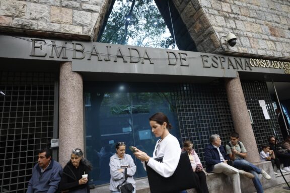 MEX2268. CIUDAD DE MÉXICO (MÉXICO), 08/09/2026.- Personas hacen fila en la Embajada de España este martes en la Ciudad de México (México). La reciente decisión del Tribunal Supremo de España de suspender cautelarmente el derecho al voto de las personas nacionalizadas por la "ley de nietos" hasta acreditar que son descendientes directos de exiliados ha sido recibida con un marcado desconocimiento y dudas a las puertas del Consulado General de España en la Ciudad de México. EFE/Sáshenka Gutiérrez