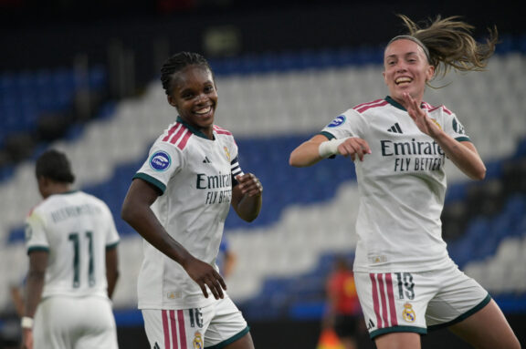 A Coruña, 11/09/2026.- Las jugadoras del Real Madrid celebran el primer gol durante el encuentro correspondiente a la tercera jornada de la Liga F Moeve que disputan este viernes en el Depor Abanca y Real Madrid en el estadio de Riazor, en A Coruña. EFE / Moncho Fuentes.