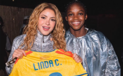 Shakira posando junto a Linda Caicedo, con una camiseta de la selección colombiana