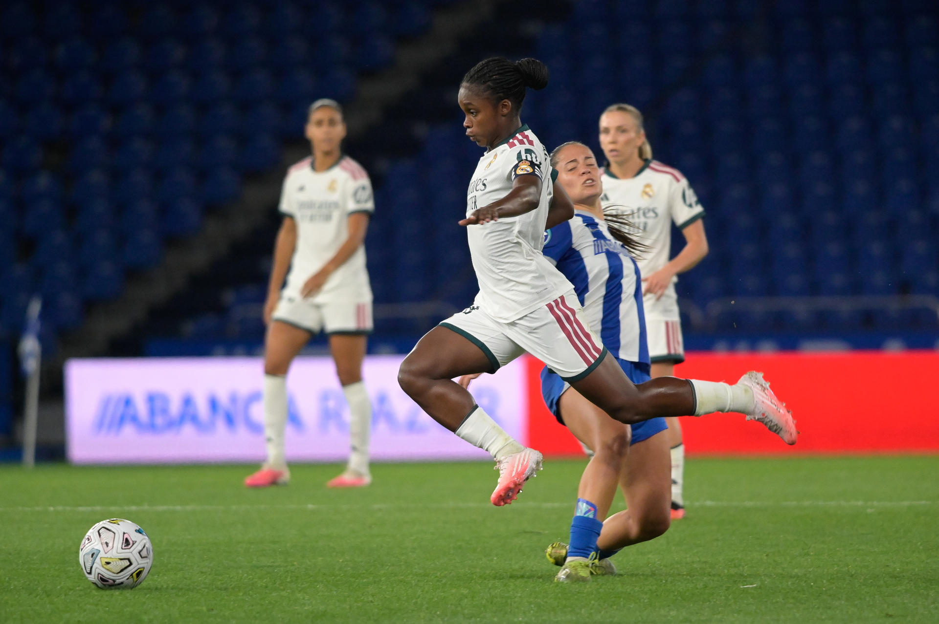 A Coruña, 11/09/2026.- La delantera colombiana del Real Madrid Linda Caicedo (i) se escapa con el balón durante el encuentro correspondiente a la tercera jornada de la Liga F Moeve que Depor Abanca y Real Madrid disputan este viernes en el estadio de Riazor, en A Coruña. EFE/ Moncho Fuentes.