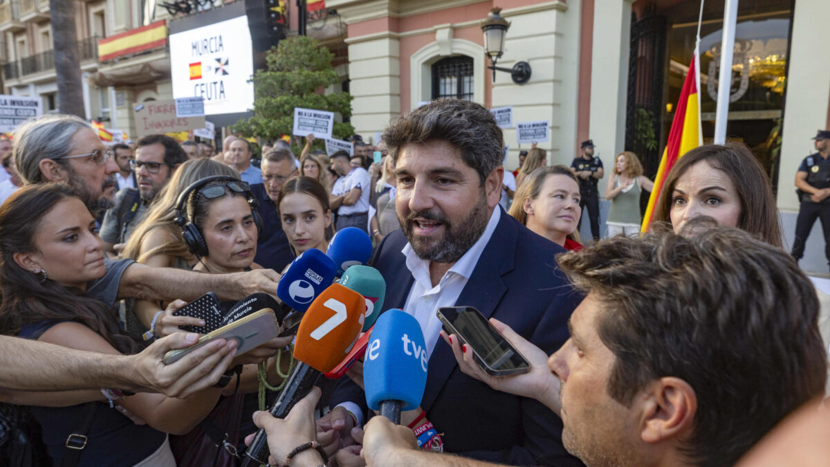 MURCIA, 02/09/2026.- El presidente de la Región de Murcia, Fernando López Miras, atiende a la prensa durante un momento del acto de apoyo a Ceuta este miércoles en la Glorieta de España en Murcia. EFE/Marcial Guillén