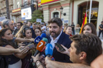 MURCIA, 02/09/2026.- El presidente de la Región de Murcia, Fernando López Miras, atiende a la prensa durante un momento del acto de apoyo a Ceuta este miércoles en la Glorieta de España en Murcia. EFE/Marcial Guillén