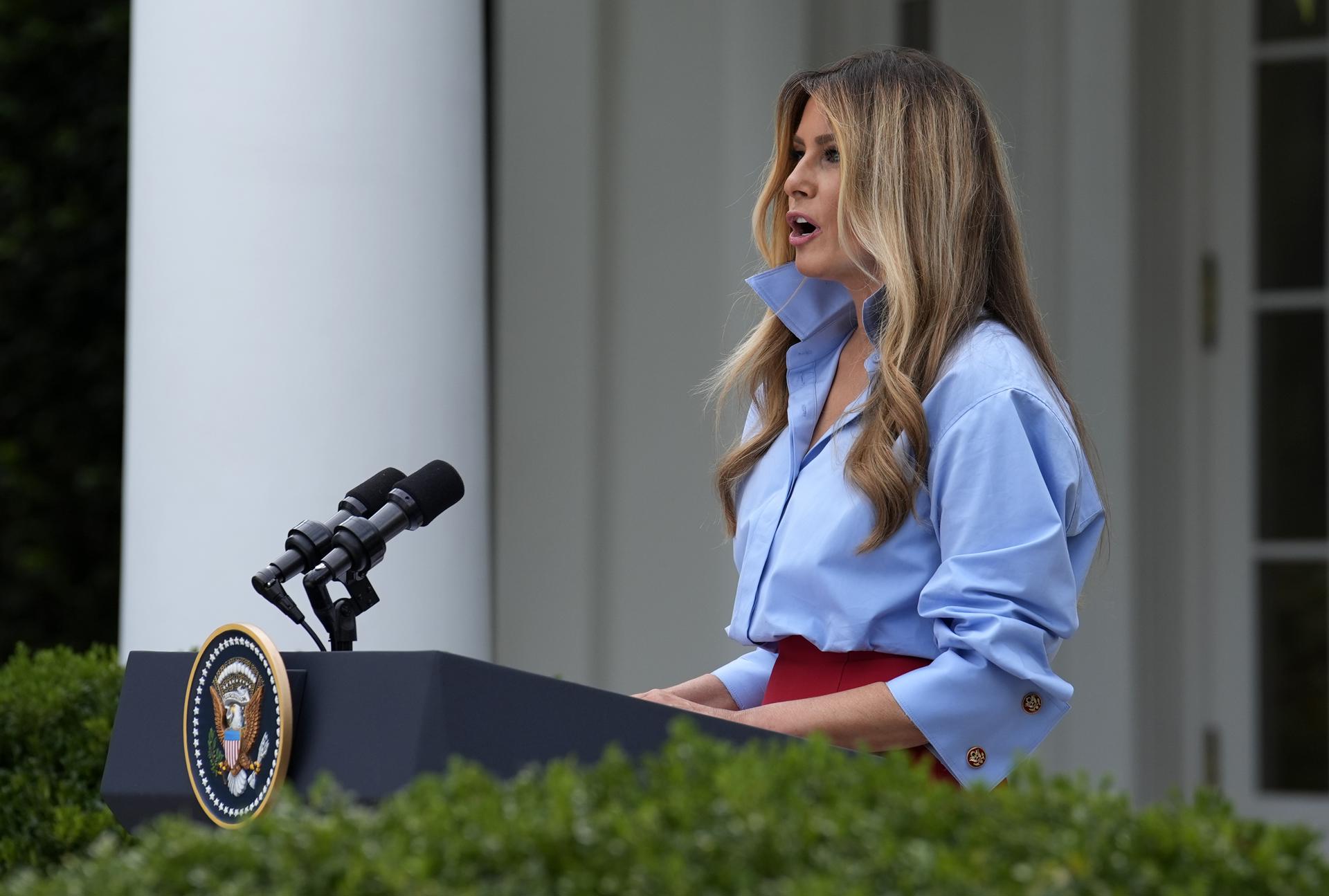 WASHINGTON (United States), 20/08/2026.- US First Lady Melania Trump speaks during an event to announce the administration's new 'Fostering the Future' program in the Rose Garden of the White House in Washington, DC, USA, 20 August 2026. The White House initiative aims to empower youth in the foster care system by expanding educational opportunities, leadership development, and economic independence for individuals transitioning out of care. EFE/EPA/YURI GRIPAS / POOL