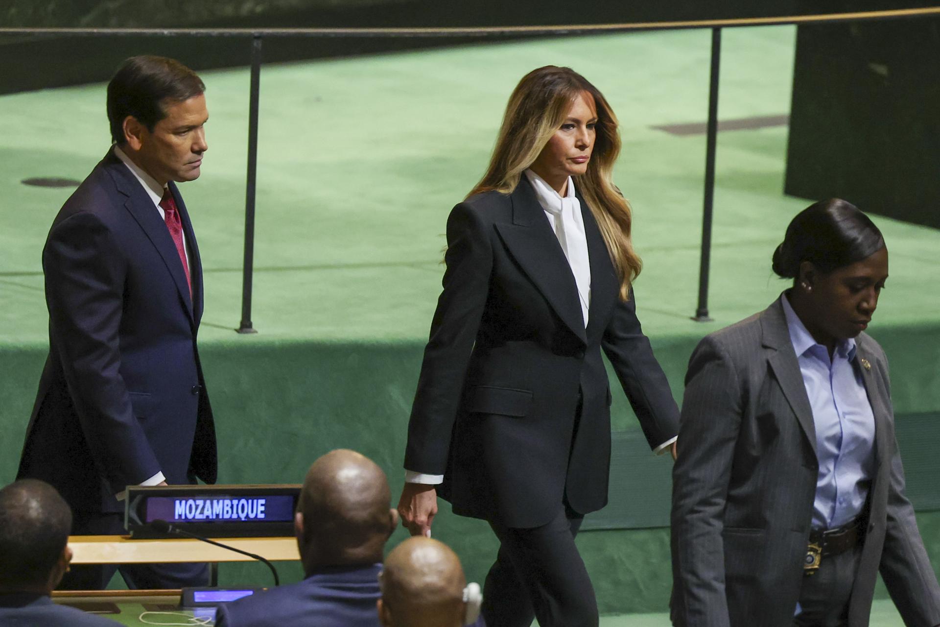 NEW YORK (United States), 22/09/2026.- United States Secretary of State Marco Rubio (L) and First Lady Melania Trump (C) walk to their seats to listen to President of the US Donald Trump's speech during the General Debate of the 81st session of the United Nations (UN) General Assembly at United Nations Headquarters in New York, New York, USA, 22 September 2026. (Estados Unidos, Nueva York) EFE/EPA/SARAH YENESEL