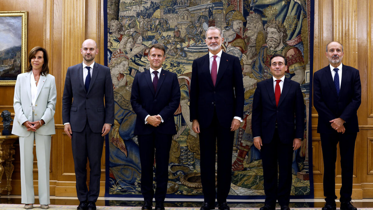 MADRID, 29/09/2026.- El rey Felipe VI (3d), el presidente de Francia, Emmanuel Macron (3i), el ministro de Asuntos Exteriores de España José Manuel Albares (2d), y el ministro de Europa y Asuntos Exteriores de Francia, Jean-Noël Barrot (2i), durante su encuentro este martes en el Palacio de La Zarzuela en Madrid.- EFE/ Ballesteros