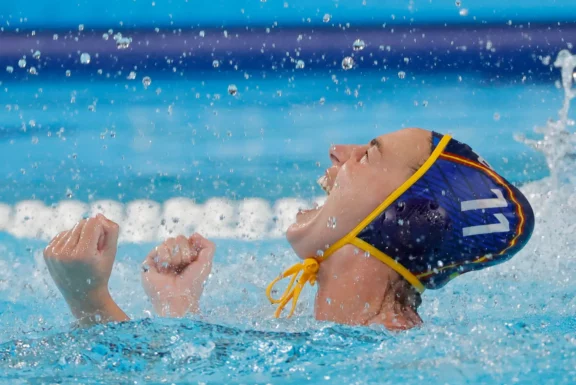 La waterpolista Maica García celebra el oro en París 2024
